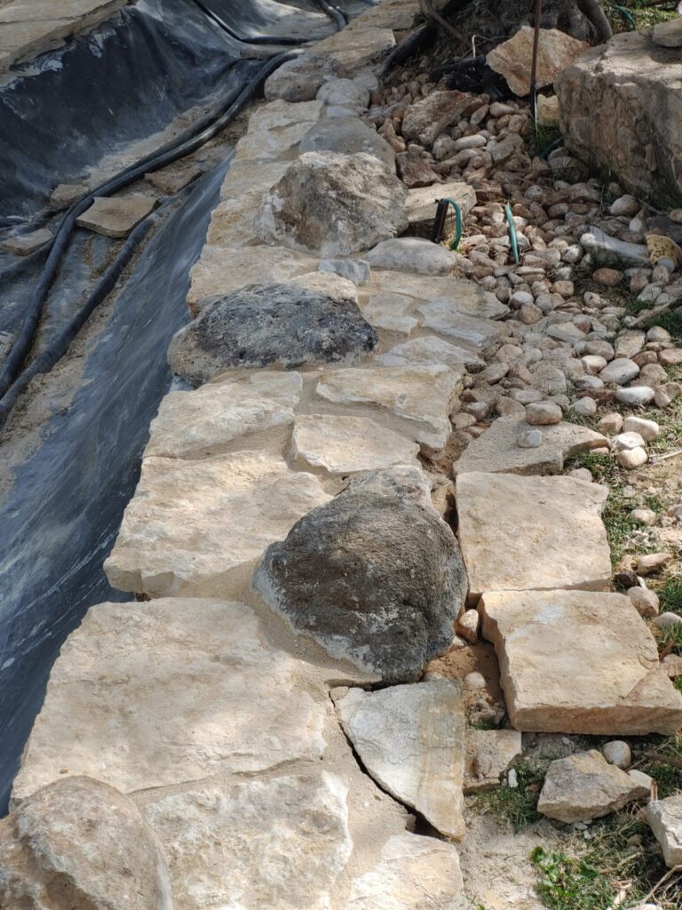 סיתות והתקנת אבן טבעית על דפנות הנחל